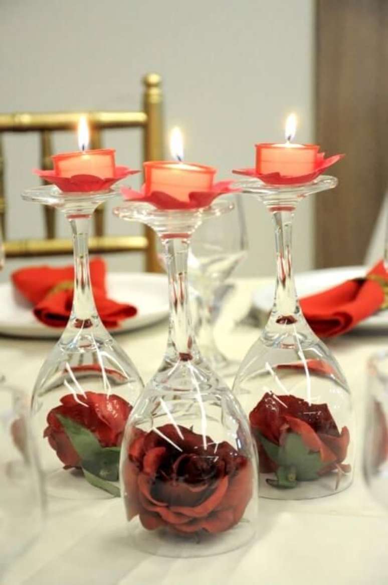 11. Ta&ccedil;as s&atilde;o muito usadas nas velas de Natal. Foto: Viva Decora