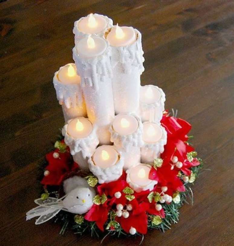 19. Estas velas de Natal trabalham com elementos recicl&aacute;veis. Foto: Artesanato Brasil