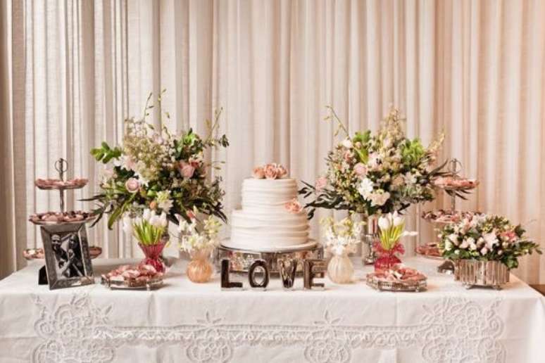 96. Decoração de casamento simples com flores e bolo decorado – Por: Pinterest