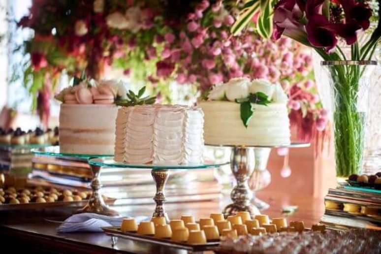 12. Trio de bolos para decoração de festa simples – Por: Inesquecível Casamento