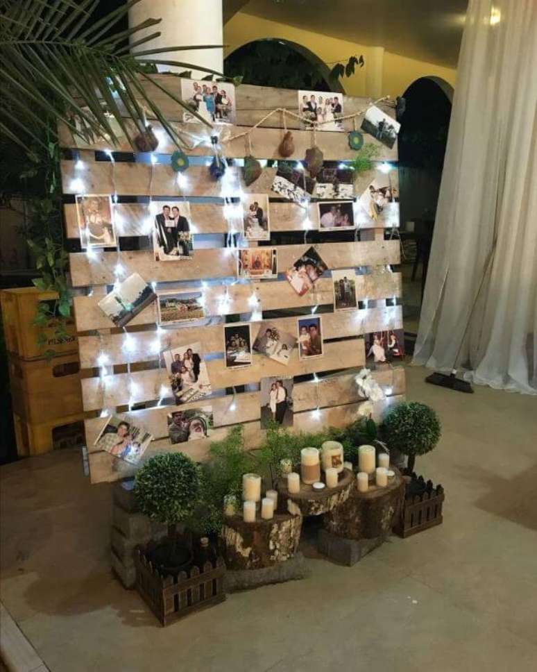 16. Decoração de casamento simples com painel de fotos iluminado DIY – Por: Pinterest