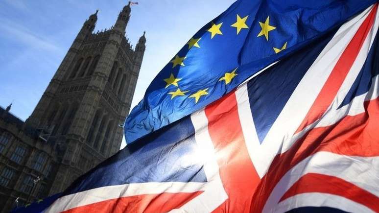 O texto garante os direitos dos cidadãos da União Europeia residentes no Reino Unido e dos britânicos que vivem na União Europeia