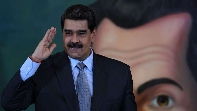 PIB da Venezuela caiu pela metade desde chegada de Maduro ao poder
