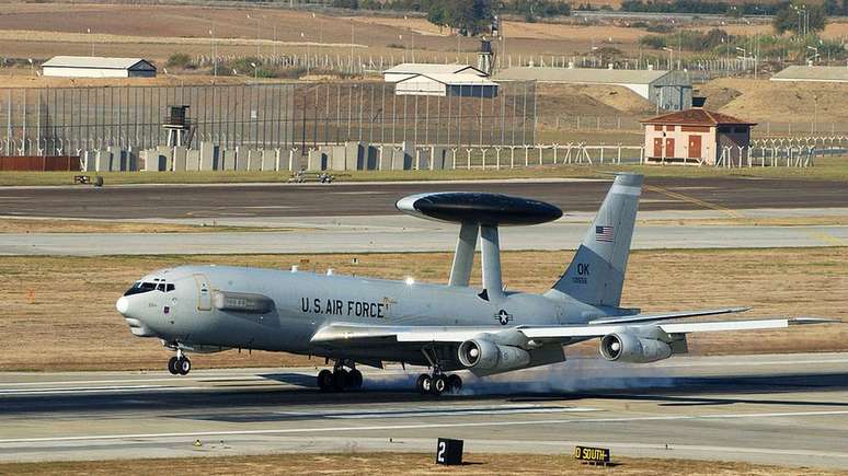 Os poderosos aviões Awacs (Sistema Aéreo de Alerta e Controle) americanos usam a base de Incirlik em suas operações no Oriente Médio