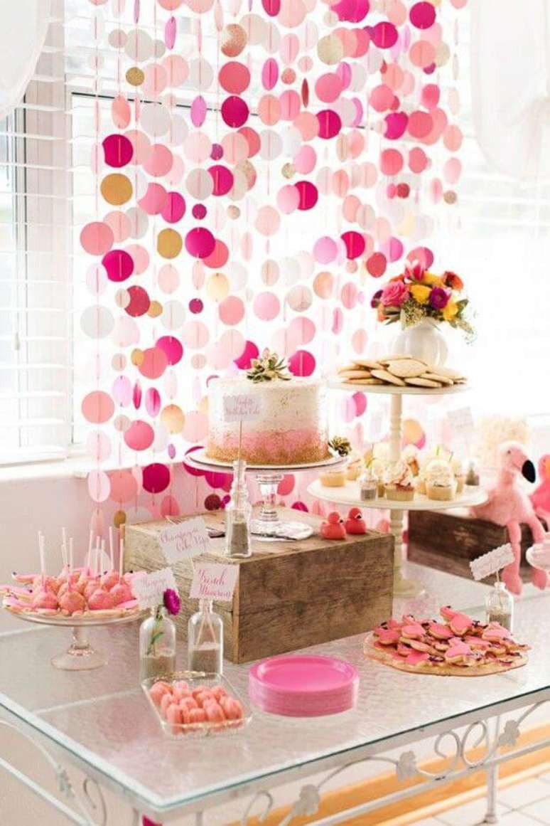 24. Decoração de festa simples com cortina de papel em tons de rosa, lindo e criativo! – Por: Casa e Jardim