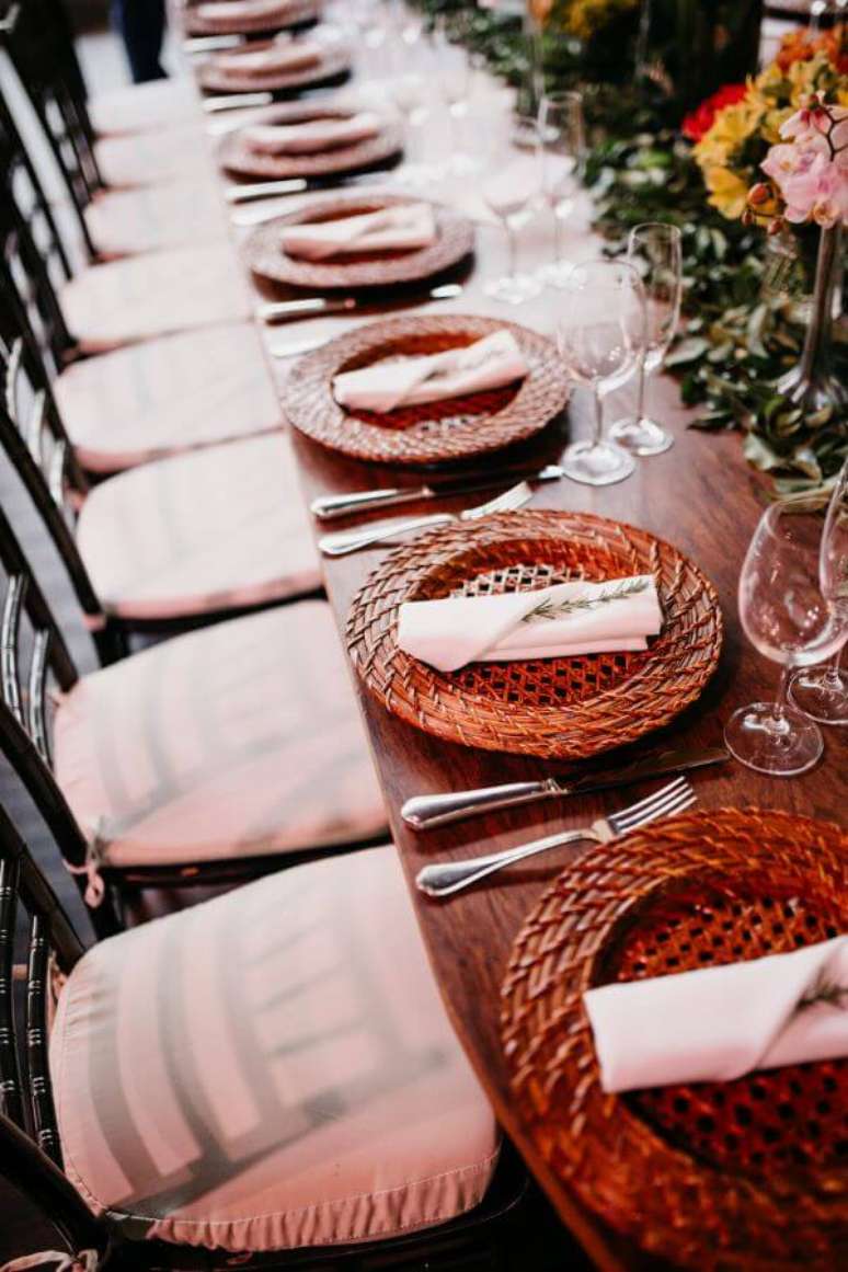 33. Decora&ccedil;&atilde;o de festa simples com sousplat r&uacute;stico &ndash; Por: Pinterest