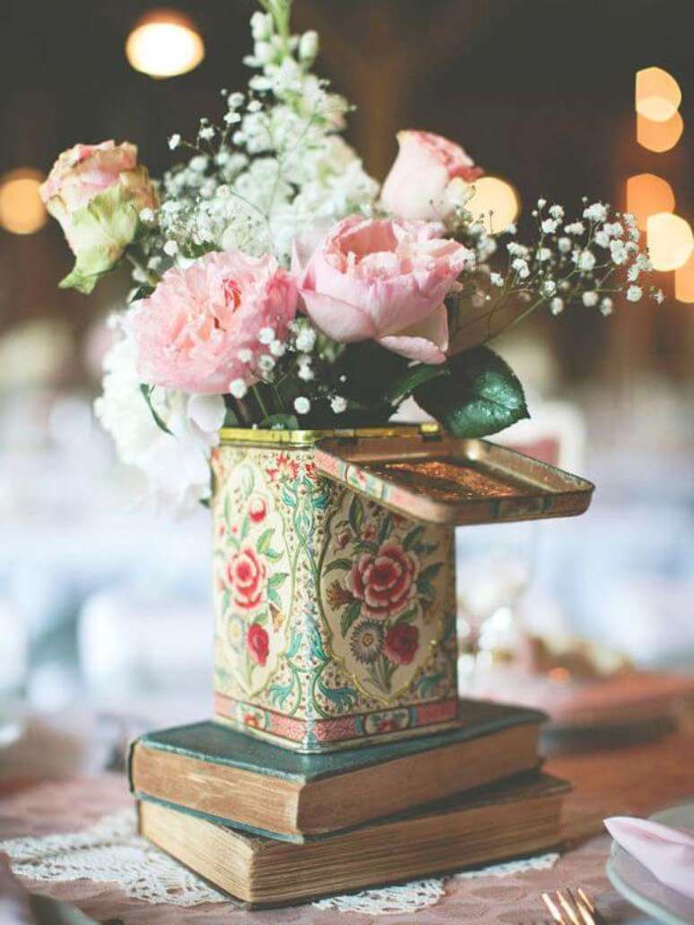 65. Decoração de festa simples com livros e flores na mesa – Por: Pinterest
