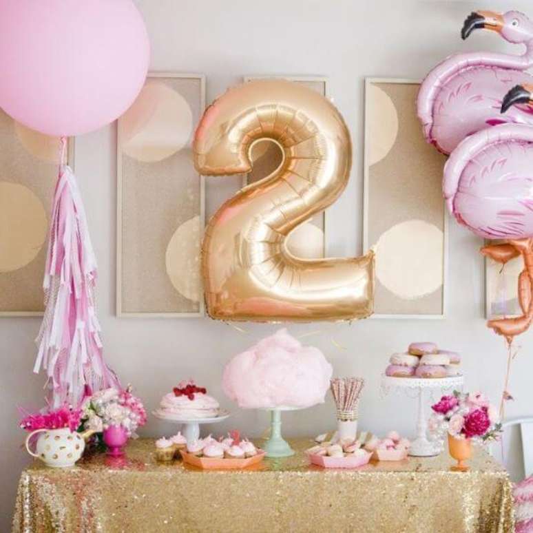26. Decoração de festa de aniversário simples com detalhes em dourado – Por: Pinterest