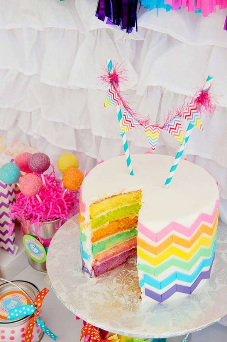48. Aposte no bolo colorido para usar na decoração de festa simples – Por: Pinterest