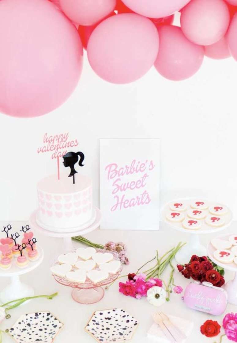 88. Festa da barbie simples em tons de rosa – Por: Pinterest