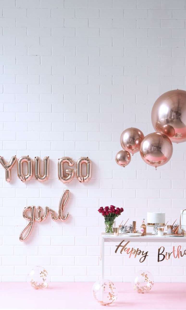 60. Use balões metalizados para compor uma linda decoração de festa simples – Por: Pintrest