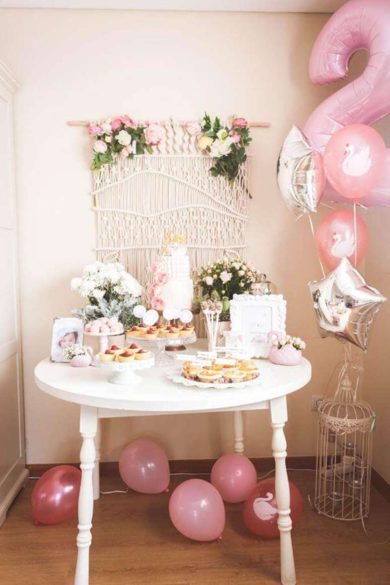 80. Faça uma linda decoração de festa simples para aniversário de 2 anos em casa – Por: Pinterest