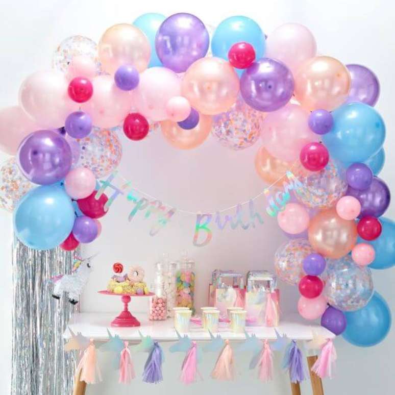 74. A decoração de festa simples e barata em azul e rosa é perfeita para usar em casa – Por: Party Pieces