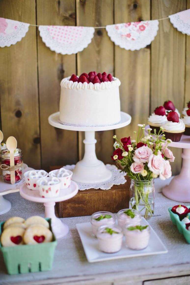 83. Decoração de festa simples e rústica com doces e cupcakes – Por: Pinterest