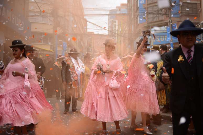 Dançarinos participam de colorido desfile nas ruas de La Paz, Bolívia
14/01/2018
REUTERS/Manuel Seoane 