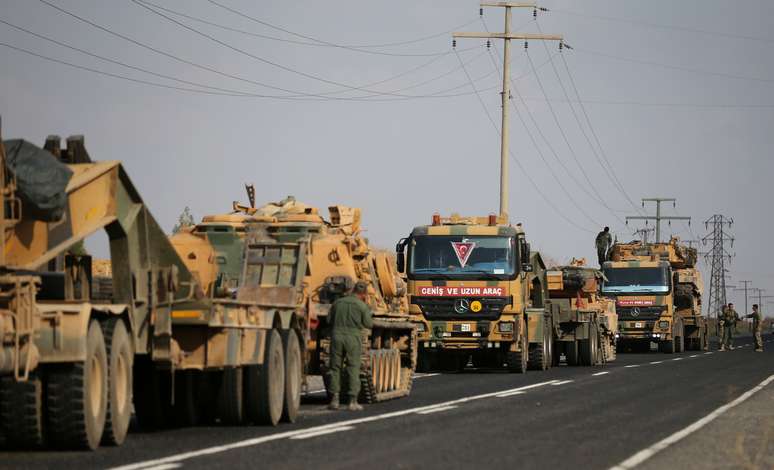 Veículos militares turcos parados perto da cidade fronteiriça de Ceylanpinar
18/10/2019
REUTERS/Stoyan Nenov