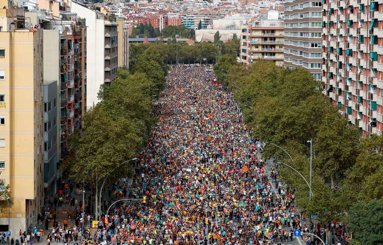 Manifestantes na avenida Meridiana, em Barcelona 18/10/2019  REUTERS/Albert Gea