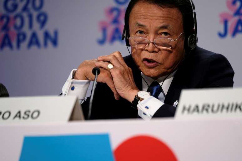 O ministro das Finanças do Japão, Taro Aso, ouve perguntas dos repórteres nas reuniões anuais do Fundo Monetário Internacional e do Banco Mundial em Washington, EUA. 18/10/2019. REUTERS/James Lawler Duggan