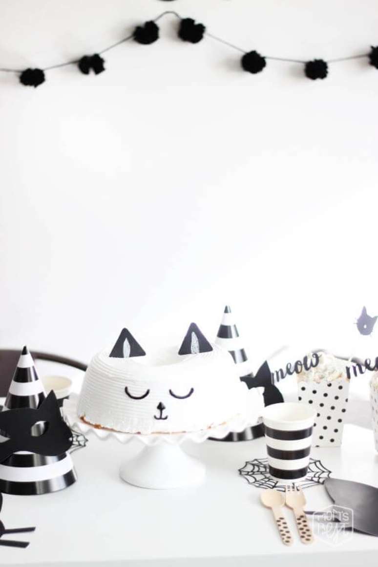 70. Decoração de festa simples de gatinho preto e branco – Por: Pinterest
