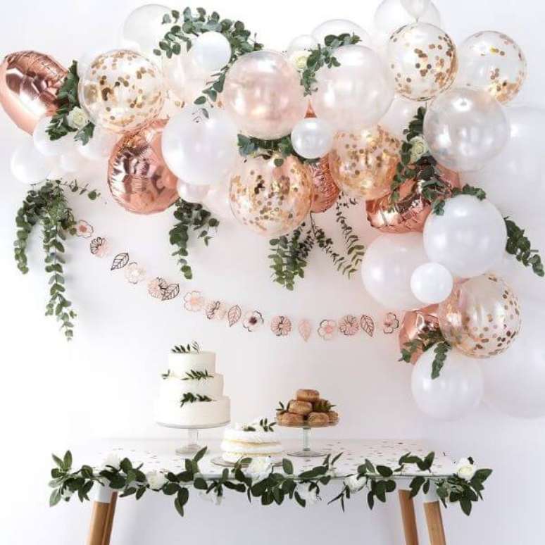 93. Mesa de aniversário com plantas e balões metalizados para decoração de festa simples – Por: Holly Party
