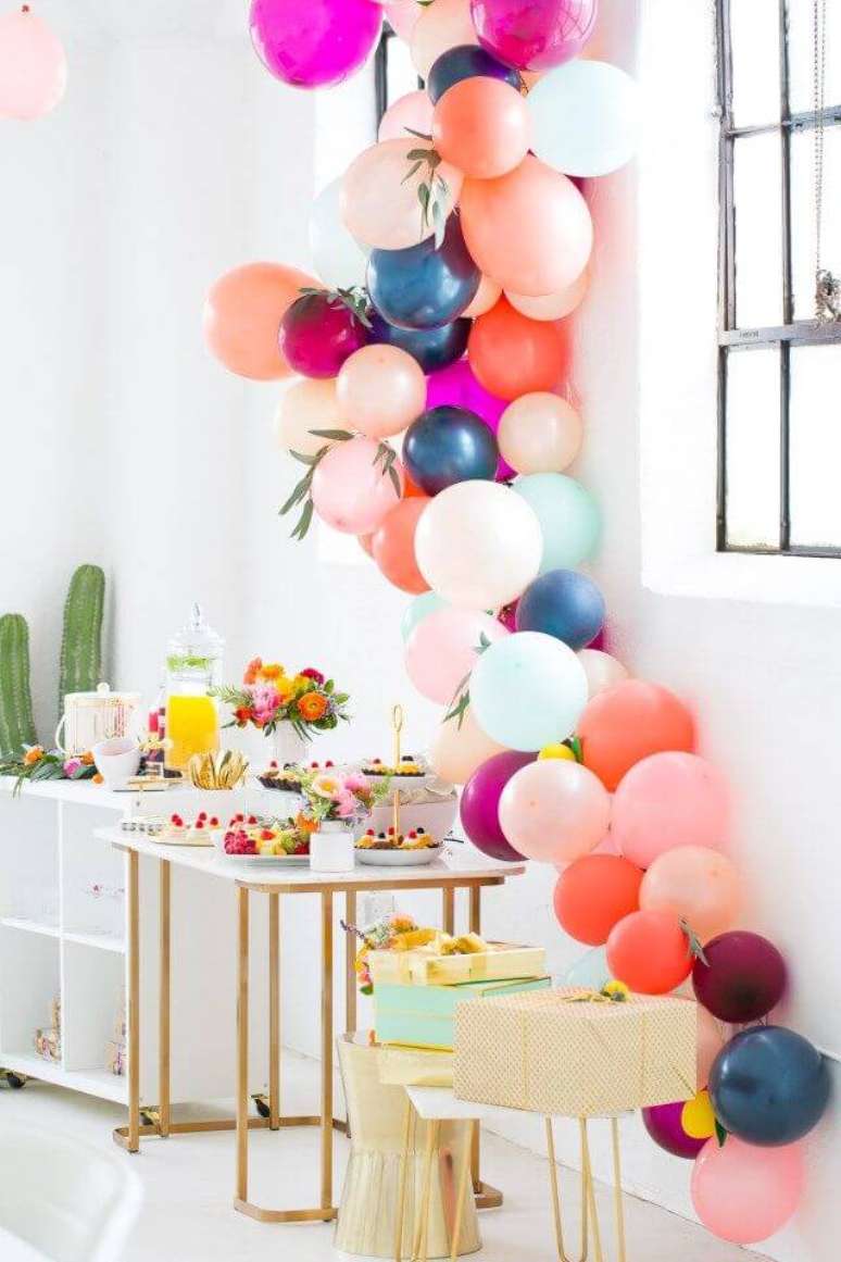 100. Arco de balões na decoração de festa simples – Por: Pinterest