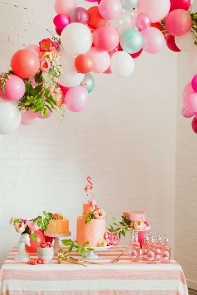 76. Decoração de festa simples com tema flamingo – Por: Pinterest