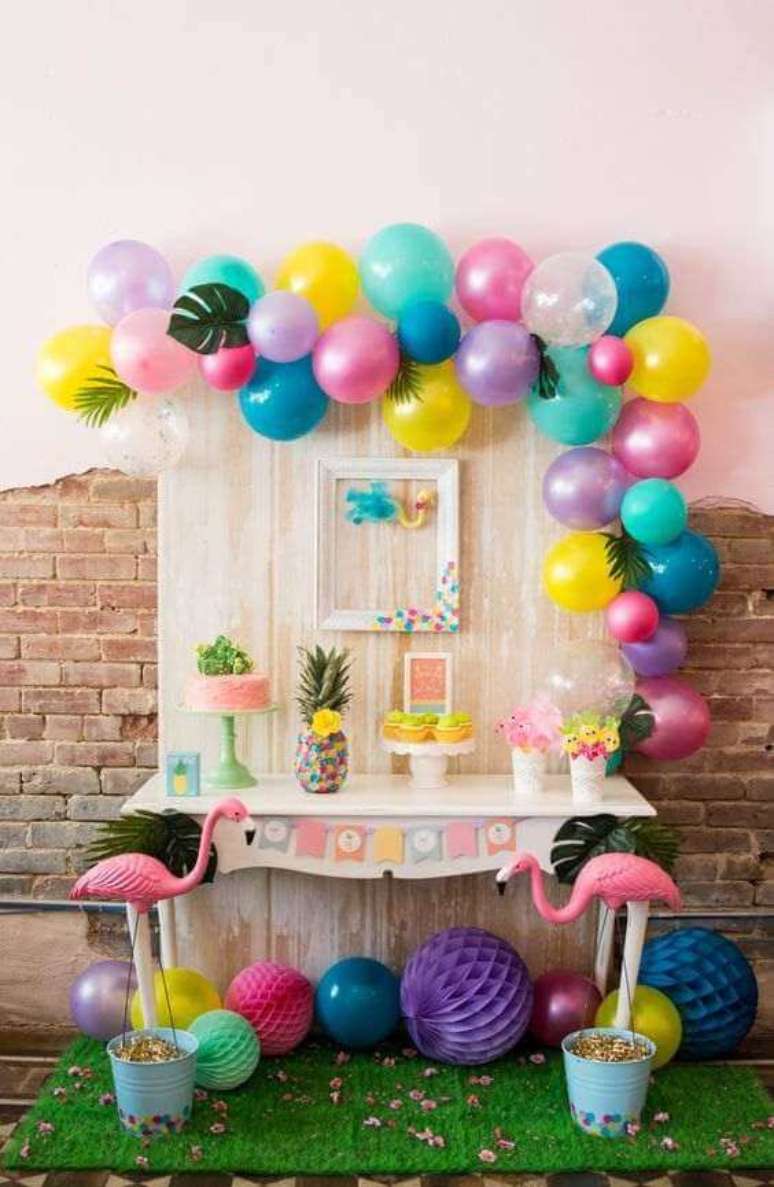 21. Decoração de festa de aniversário colorida com tema flamingos – Por: Espaço Infantil