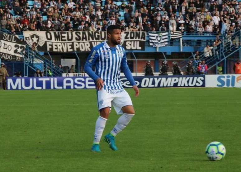 Titular da lateral direita do Avaí, Léo espera grande atuação do time no Morumbi (Foto: Divulgação/Avaí)
