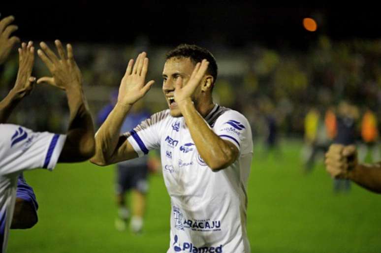 Renan Gorne comemora um gol pelo Confiança na Série C (Foto: Emanuel Rocha)