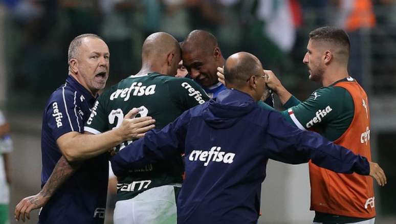 Mano comemora o gol de Felipe Melo no fim da partida contra a Chapecoense (Foto: Cesar Greco/Ag. Palmeiras)