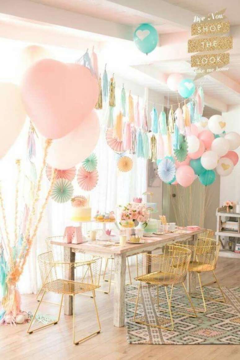 85. Capriche na decoração de festa simples em casa com balões e flores de papel – Por: Pinterest