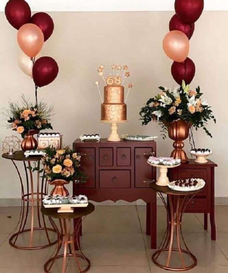 56. Decora&ccedil;&atilde;o de festa simples nos tons de marsala e ros&eacute; &ndash; Por: Revista VD
