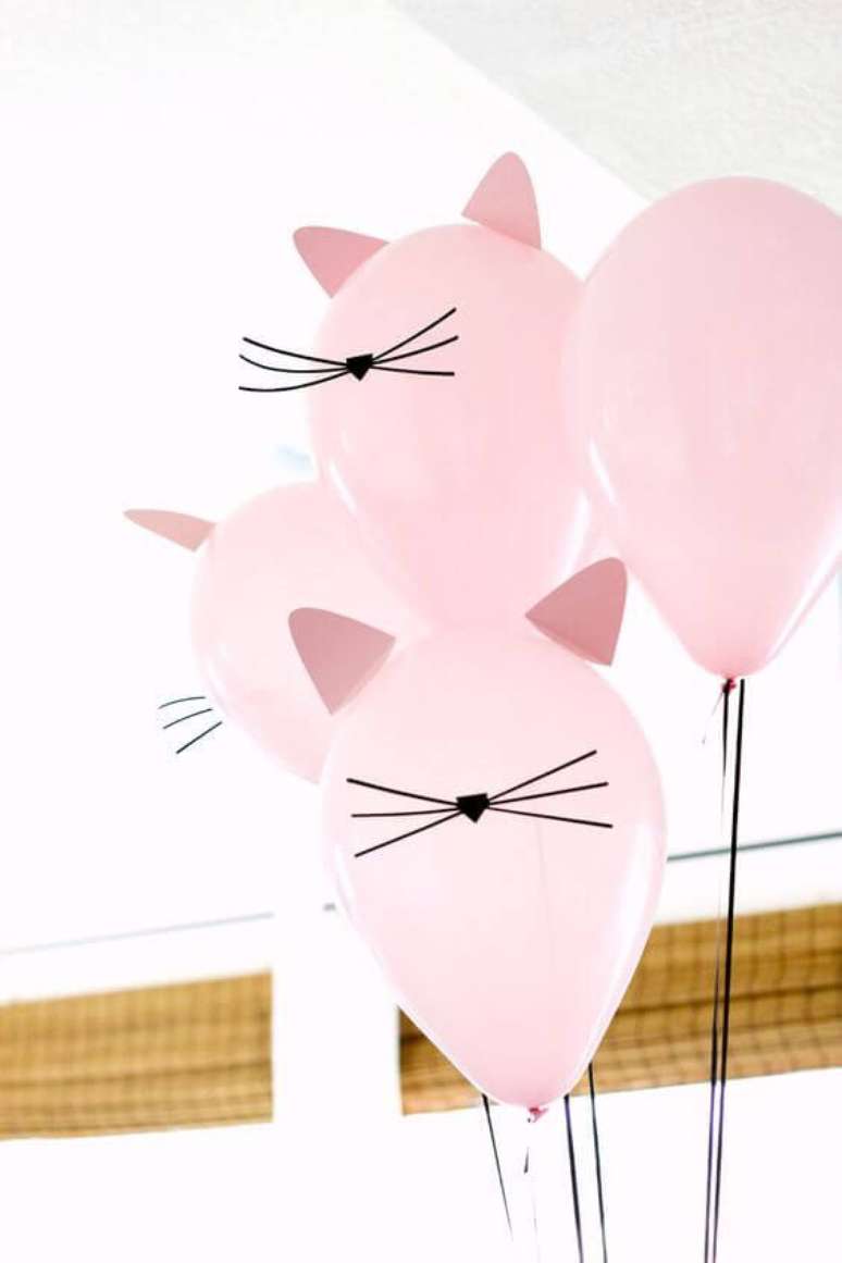 59. Decoração de festa simples com balões personalizados de gatinhos – Por: Pinterest