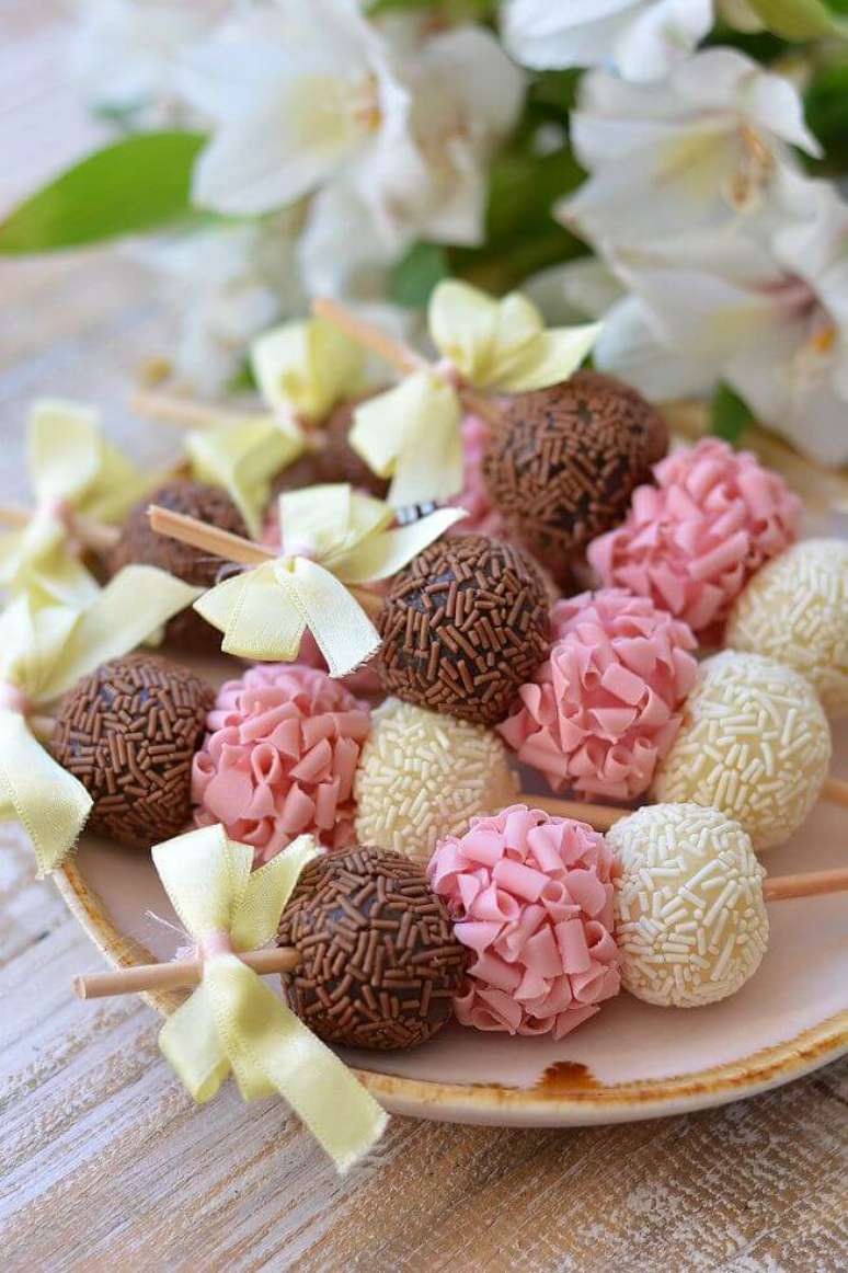 86. Espetinho de doces para decora&ccedil;&atilde;o de festa simples &ndash; Por: Lejour