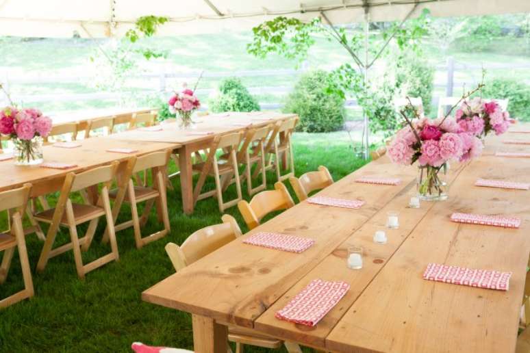 35. Decora&ccedil;&atilde;o de festa simples para casamento r&uacute;stico &ndash; Por: Annie Selke