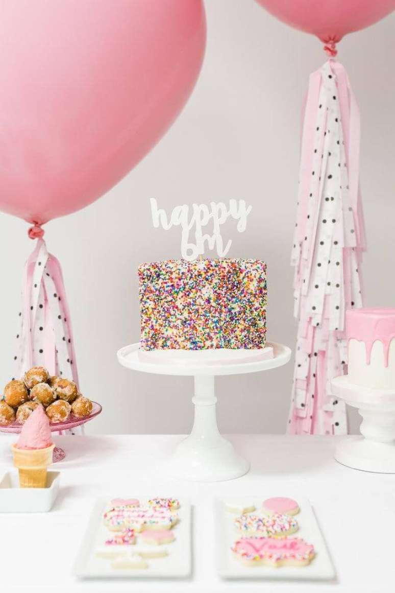 25. Decoração de festa de aniversário simples e colorida com balões cor de rosa – Por: Espaco Infantil