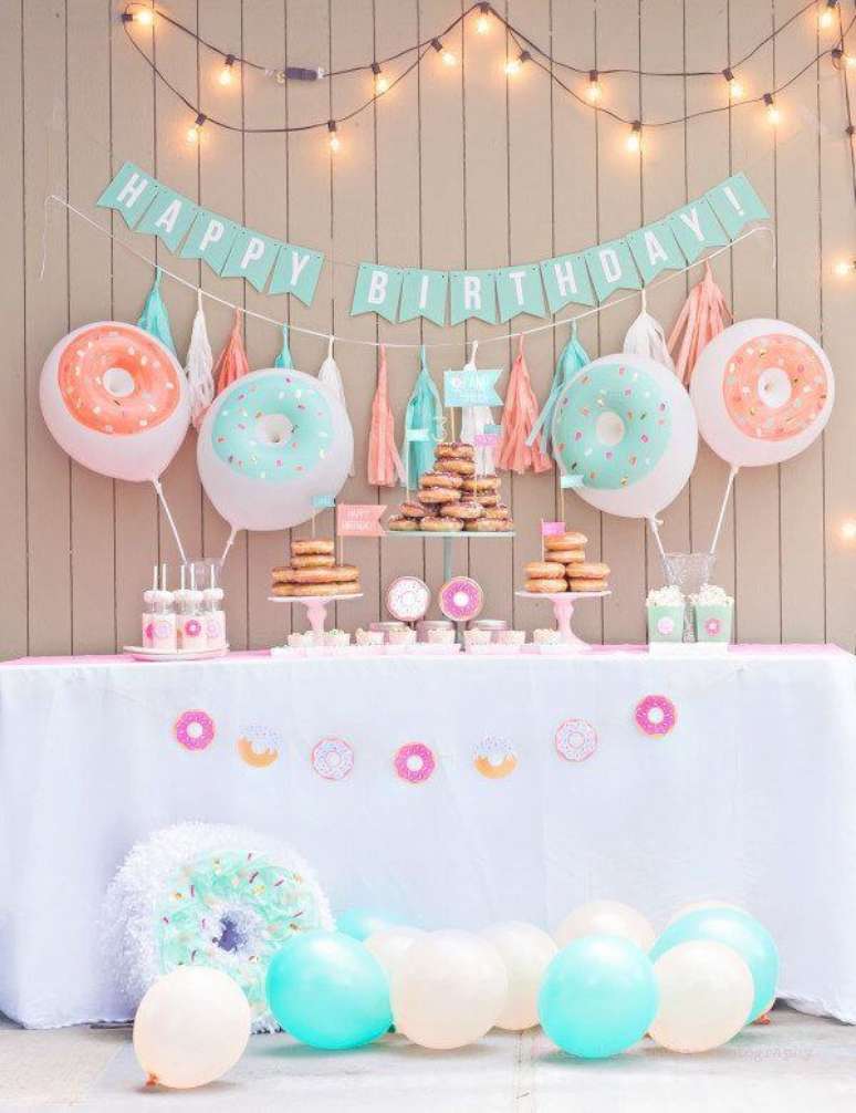 28. Decora&ccedil;&atilde;o de festa de anivers&aacute;rio simples com muitos donuts no lugar do bolo &ndash; Por: Pinterest
