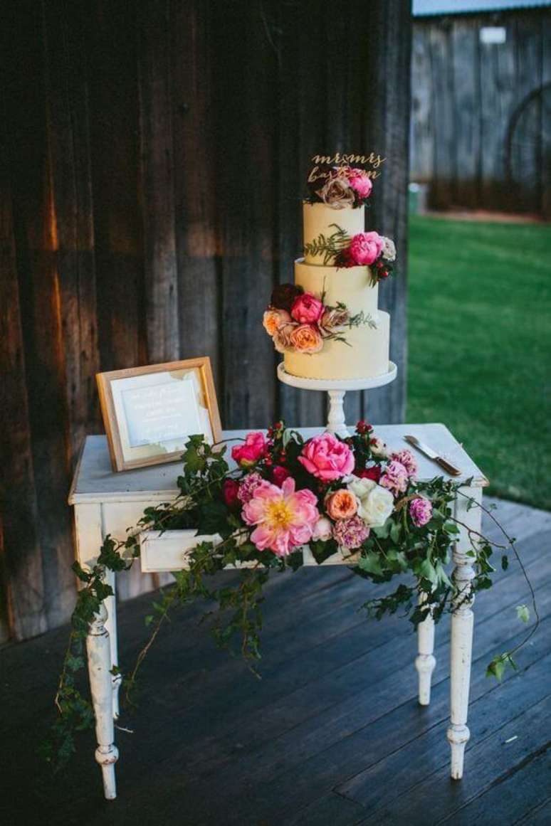 17. Decoração de casamento simples com bolo e flores em tons de rosa – Por: Pinterest