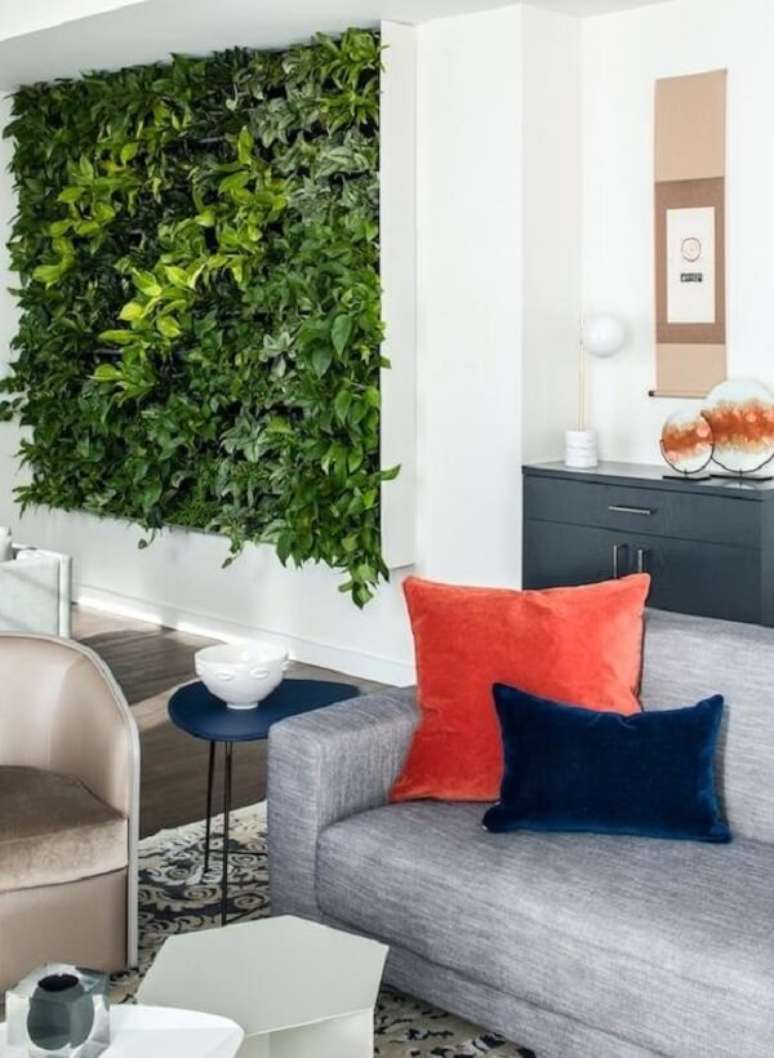 15. A parede da sala de estar pode receber um lindo jardim vertical artificial. Fonte: Pinterest