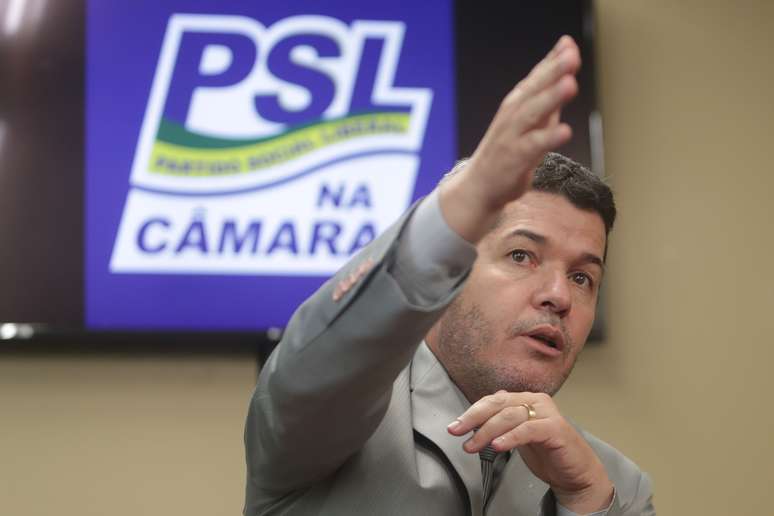 O líder do PSL na Câmara, Delegado Waldir (PSL-GO), concede entrevista coletiva na Câmara dos Deputados, em Brasília