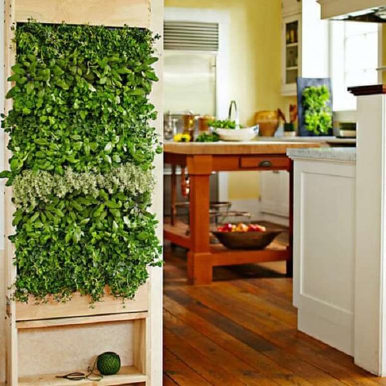 17. Jardim vertical artificial estruturado em palete encanta a entrada da cozinha. Fonte: Pinterest