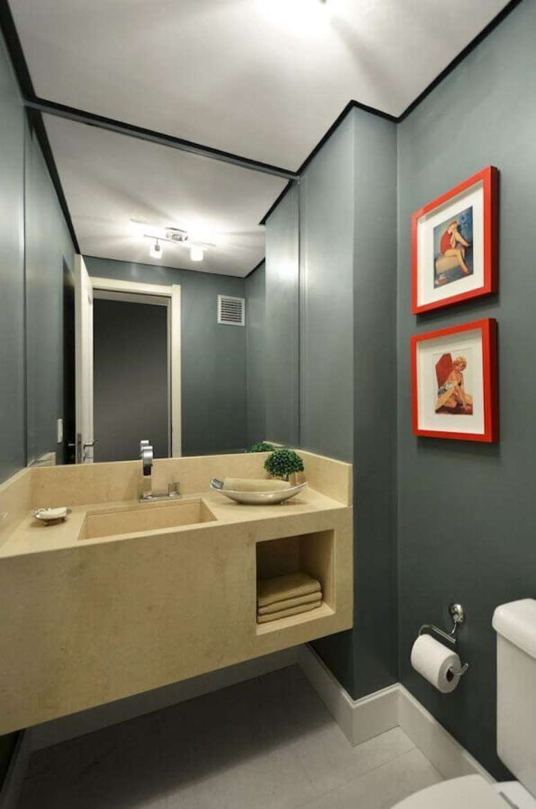 9. Decoração moderna para banheiro cinza pequena com bancada bege – Foto: Alessandra Bonotto Hoffmann