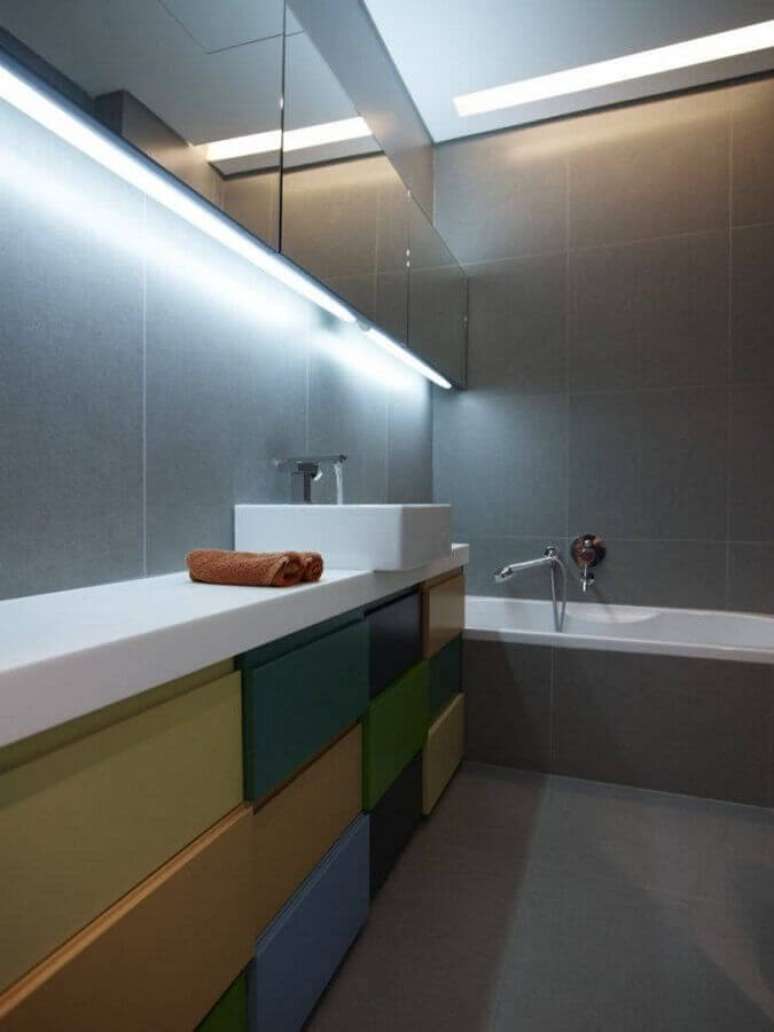 12. A grande vantagem do banheiro cinza é poder usar várias outras cores na decoração – Foto: Pinterest