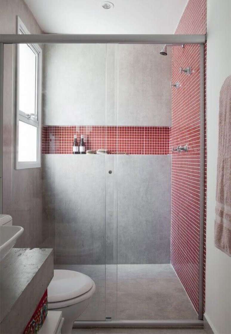 8. Use mais de um tipo de revestimento para decorar o seu banheiro cinza – Foto: Archzine