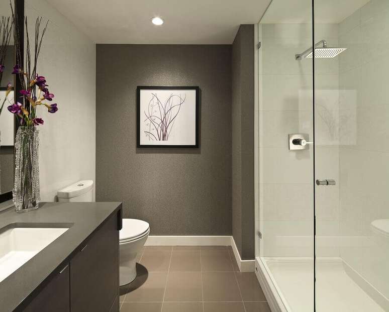 15. Decoração neutra para banheiro cinza e branco – Foto: GoodDesign