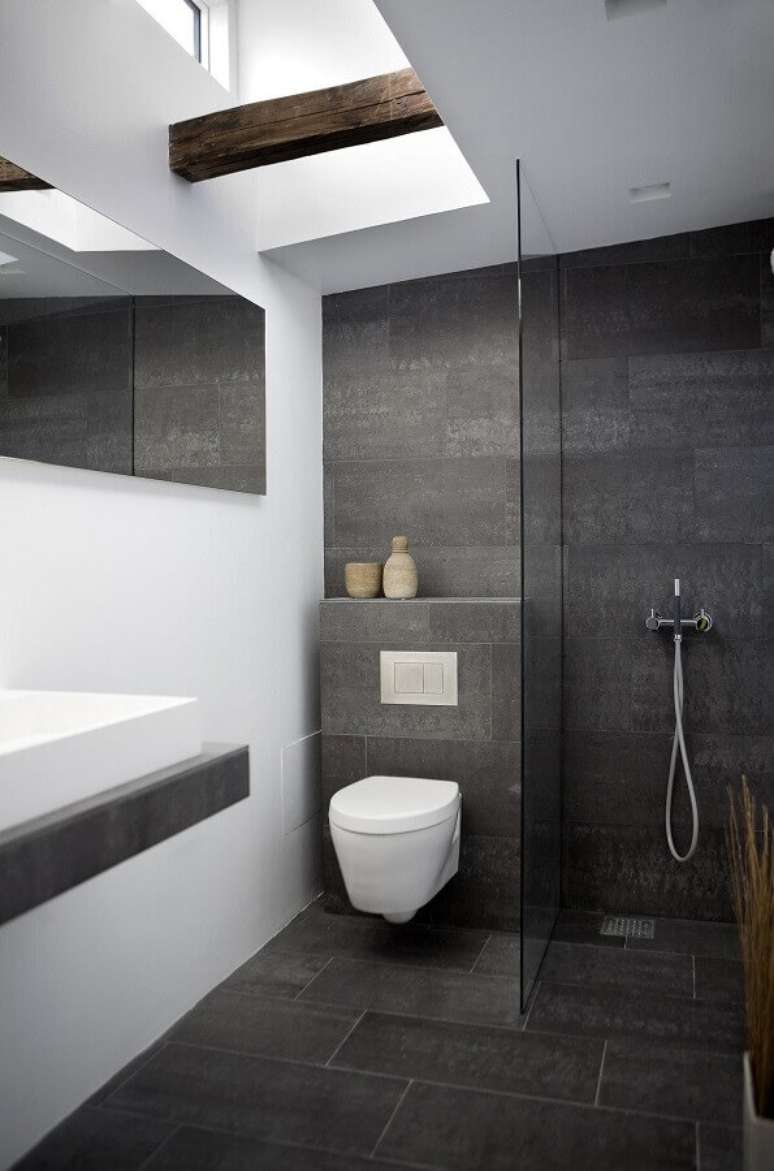 18. Decoração simples para banheiro cinza e branco – Foto: AECCafe