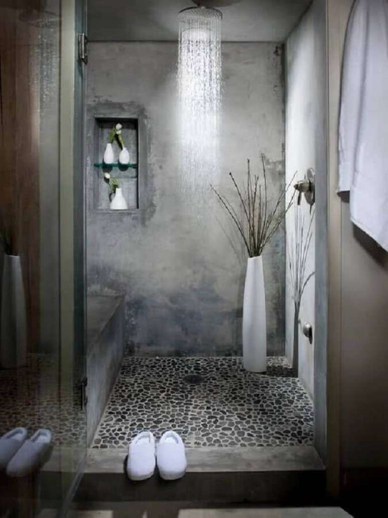 21. Revestimento cinza para banheiro com pedrinhas no chão do box – Foto: Assetproject