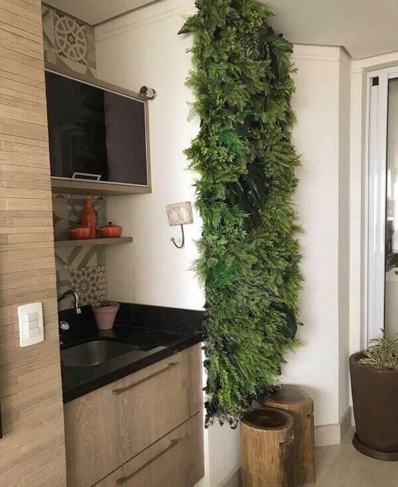 21. Traga um pouco de verde para a varanda incluindo um jardim vertical com flores artificiais na parede. Fonte: Pinterest