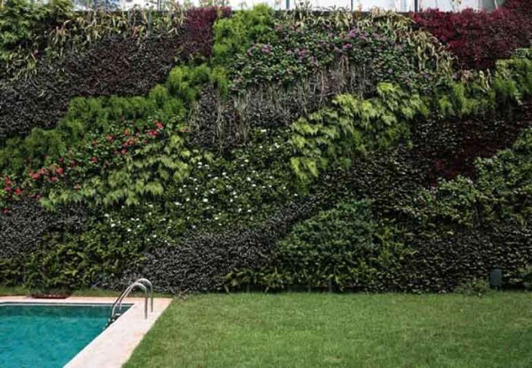 6. Área de lazer com piscina pode ser decorada com jardim vertical artificial. Fonte: Casa Abril