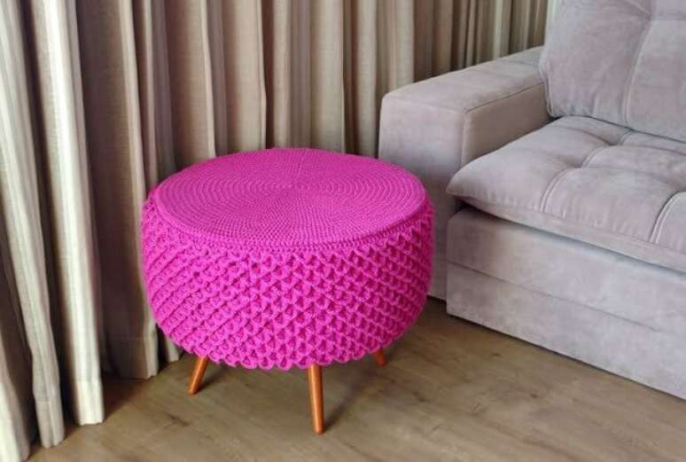 34. Como fazer puff violeta de croch&ecirc; para alegrar a decora&ccedil;&atilde;o &ndash; Por: Revista artesanato